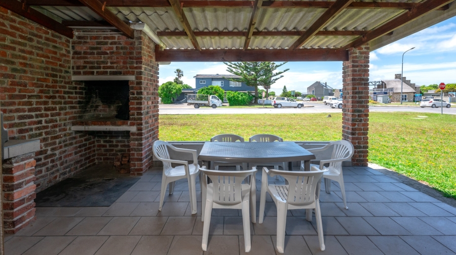 4 Bedroom Property for Sale in Struisbaai Western Cape
